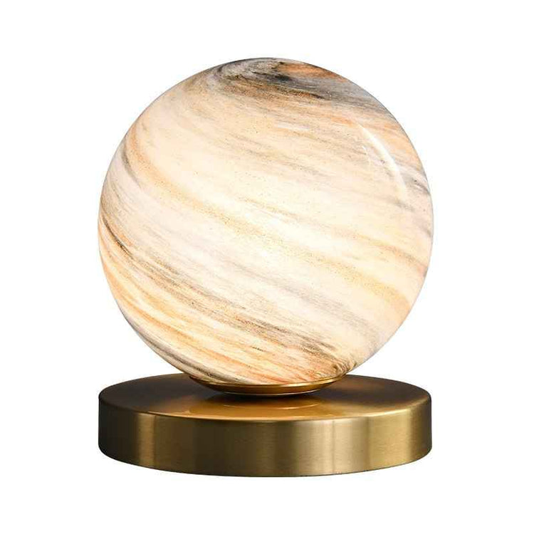Lampe à poser boule en marbre beige sur base dorée, fond blanc