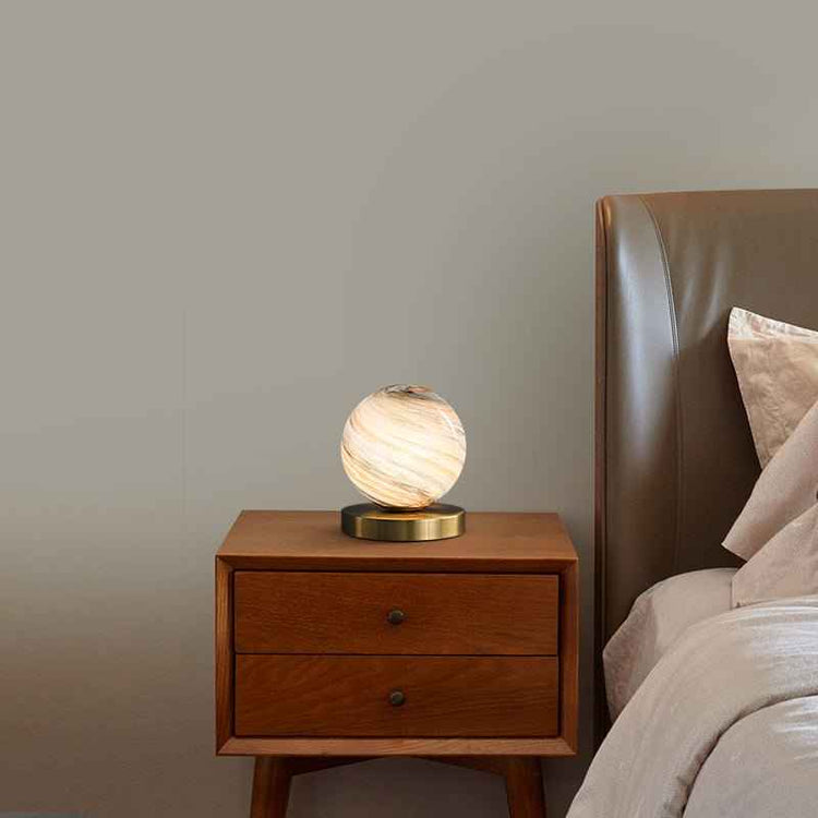Lampe de table avec globe en marbre beige sur base dorée