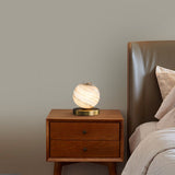Lampe de table avec globe en marbre beige sur base dorée