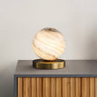 Lampe à poser avec globe en marbre beige et base dorée, style boule