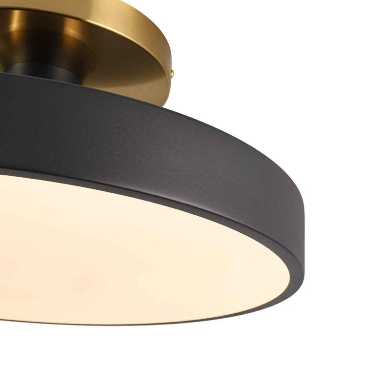 Bord d’abat-jour noir et diffuseur acrylique opale d’un plafonnier LED