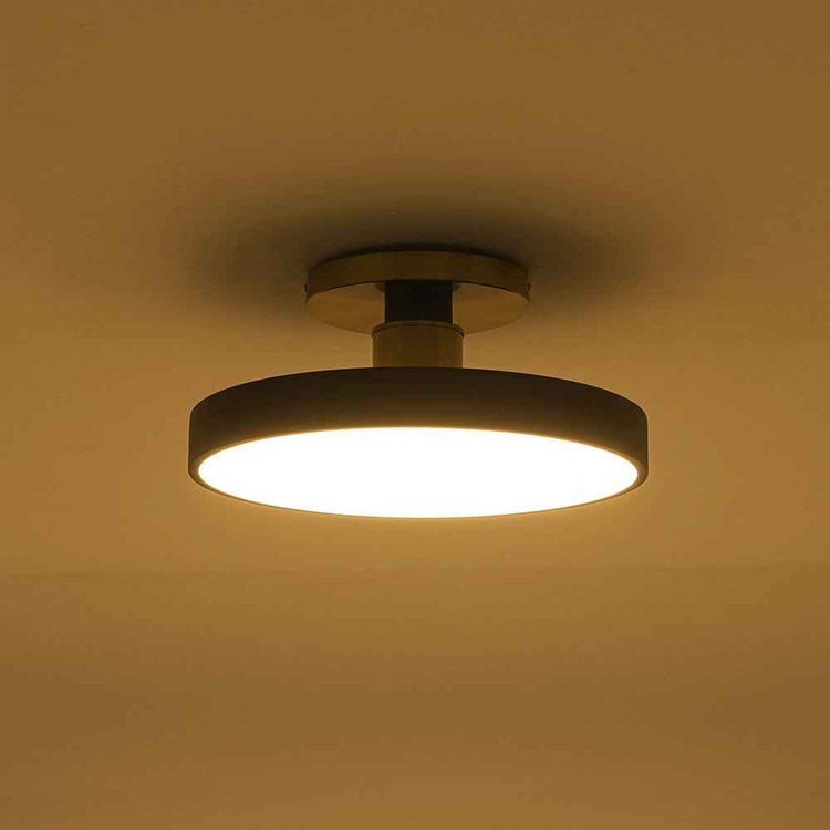 Plafonnier LED noir avec diffuseur opale allumé et finition laiton