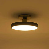 Plafonnier LED noir avec diffuseur opale allumé et finition laiton