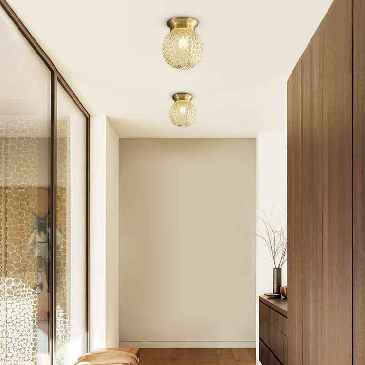 Plafonnier semi-encastré avec deux globes en verre texturé doré et montures en laiton.