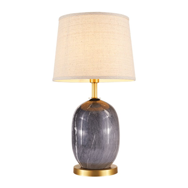 Lampe à poser en céramique gris foncé avec abat-jour en tissu beige et pied laiton