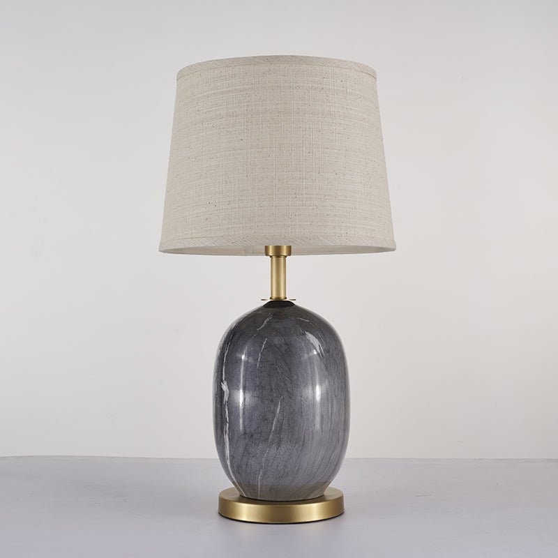 Lampe à poser avec abat-jour tissu beige et base céramique gris marbré, piètement laiton