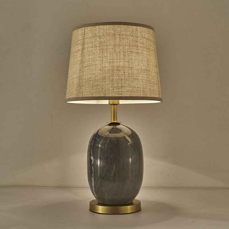 Lampe à poser avec abat-jour tissu beige texturé et base en céramique gris, socle laiton