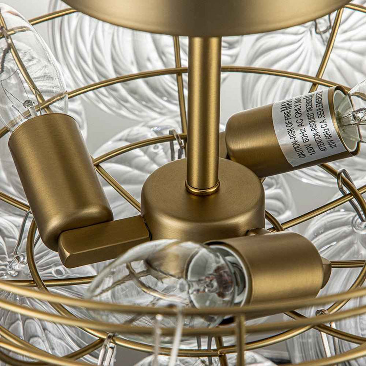 Plafonnier semi-encastré : structure laiton, bras métalliques et ampoules visibles