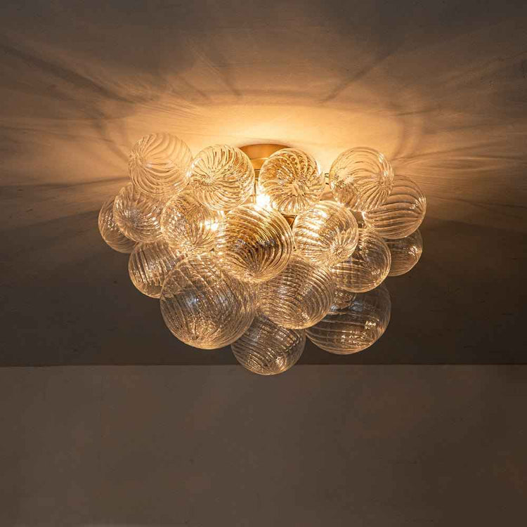 Plafonnier à grappe de boules en verre, base dorée, éclairage allumé