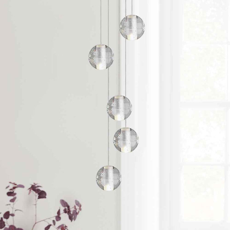 Suspension à boules en cristal transparent, globes ronds suspendus sur câbles fins.