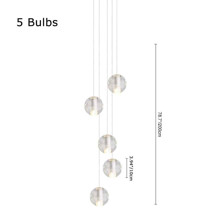 Suspension à cinq globes en cristal, sphères rondes translucides alignées sur câbles.