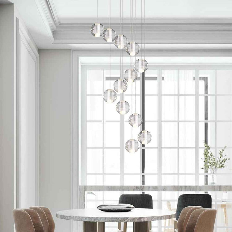 Suspension à globes en cristal, série de sphères alignées pour éclairage de salle à manger.