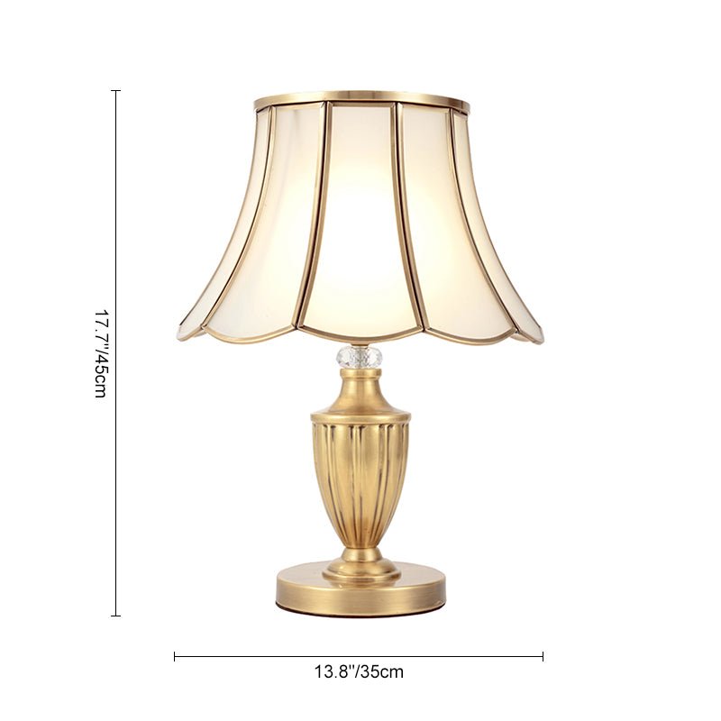 Lampe à poser dorée : abat-jour octogonal festonné et pied en soucoupe.