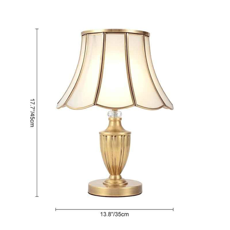 Lampe à poser dorée : abat-jour octogonal festonné et pied en soucoupe.
