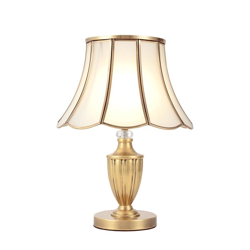 Lampe à poser dorée : abat-jour octogonal festonné et base circulaire à embase.