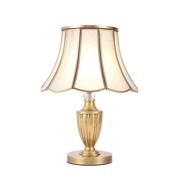 Lampe à poser dorée : abat-jour octogonal festonné et base circulaire à embase.