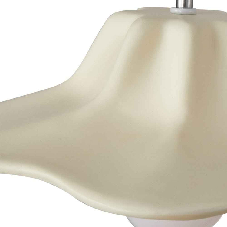 Abat-jour céramique cannelé beige clair, gros plan sur la surface ondulée