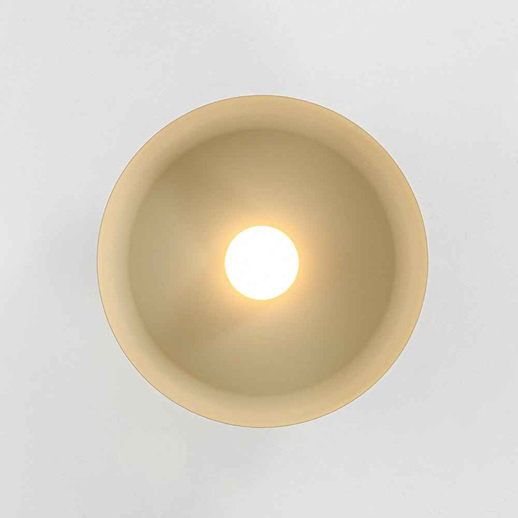 Plafonnier LED dôme beige, abat-jour diffusant, ampoule blanche centrale.