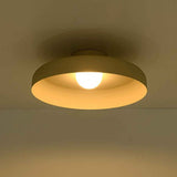 Plafonnier LED dôme beige allumé, abat-jour semi-encastré, lumière chaude.