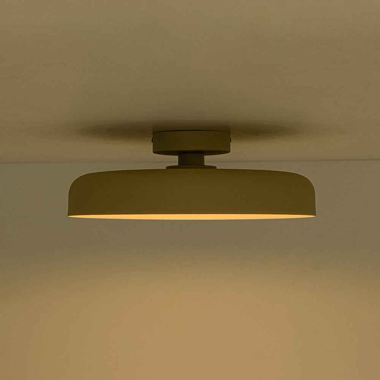 Plafonnier LED dôme beige, abat-jour semi-encastré, lumière chaude.