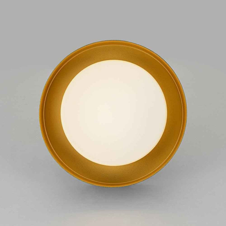 Plafonnier LED tambour, bord doré et diffuseur circulaire en verre laiteux.