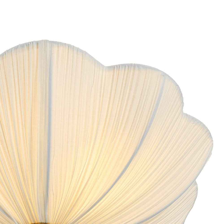 Abat-jour tissu du plafonnier en forme de fleur, plis fins blanc cassé.