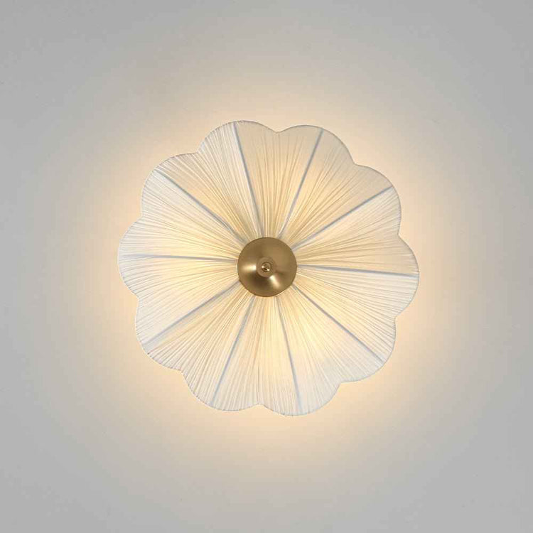 Plafonnier en forme de fleur, abat-jour tissu blanc cassé, centre doré.