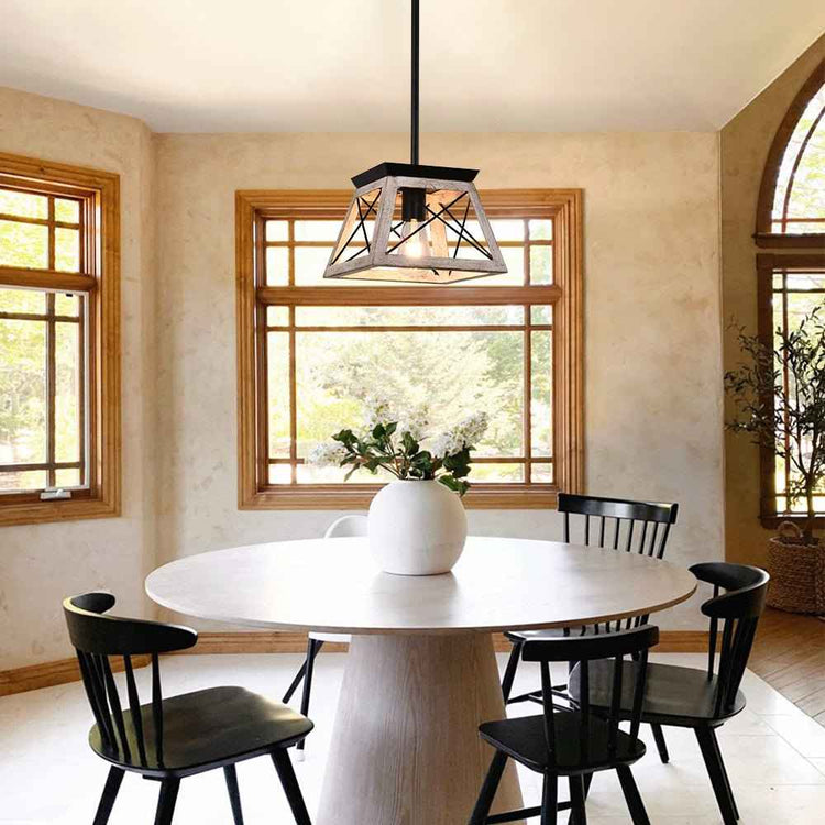 Suspension bois vieilli et métal noir, abat-jour pyramidal suspendu au-dessus d’une table.