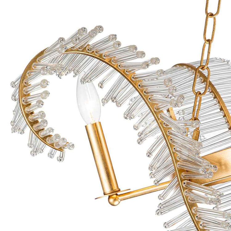 Détail de lustre doré avec ampoule à flamme et structure en cristal
