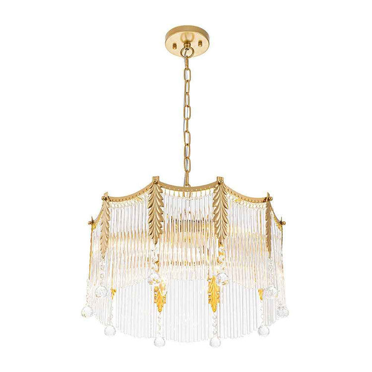 Lustre doré à franges blanches, pendentifs en gouttes de cristal et chaîne suspendue.