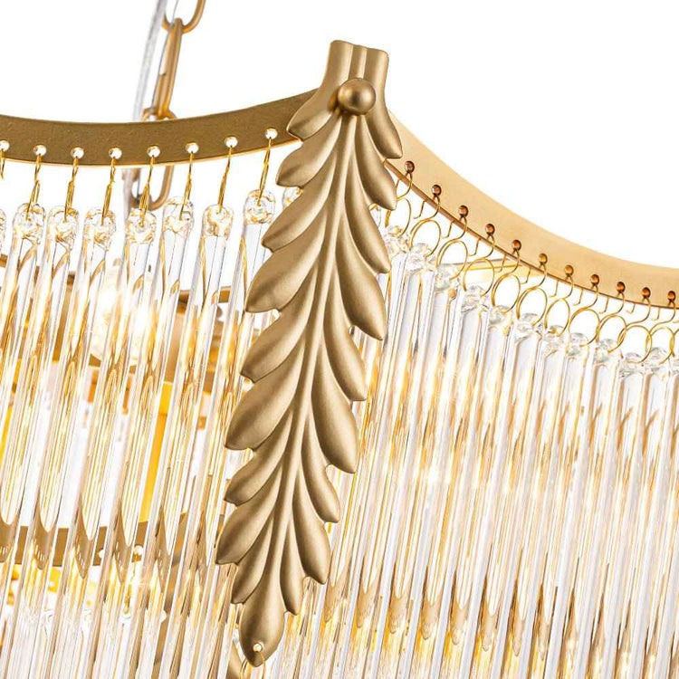 Détail du lustre : décor feuilles dorées et rideau de franges cristallines avec chaînettes