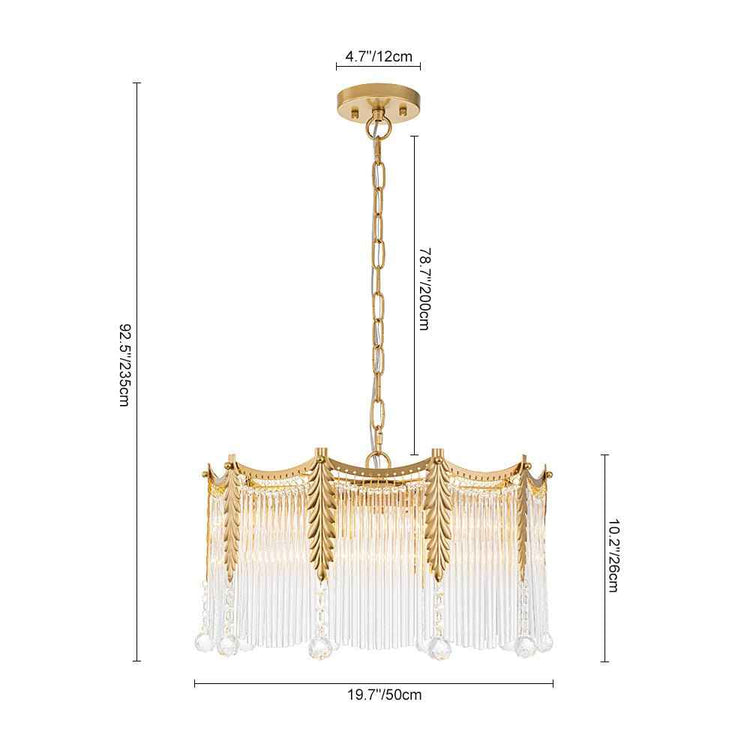 Lustre en cristal en gouttes, monture dorée, franges blanches et chaîne suspendue.