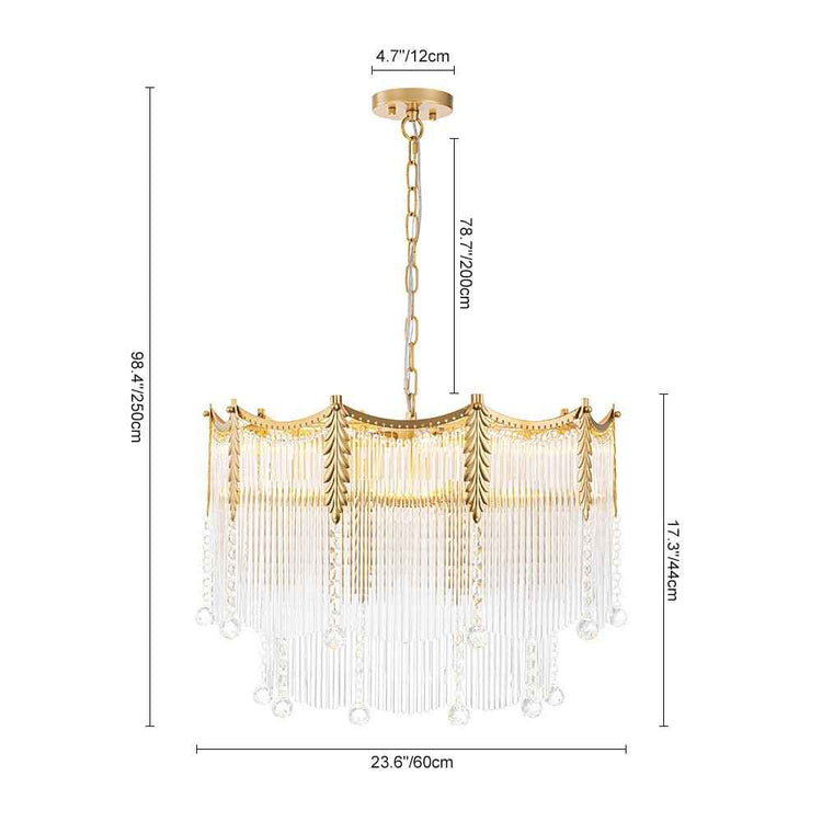 Lustre en cristal, monture dorée, franges blanches et chaîne suspendue.
