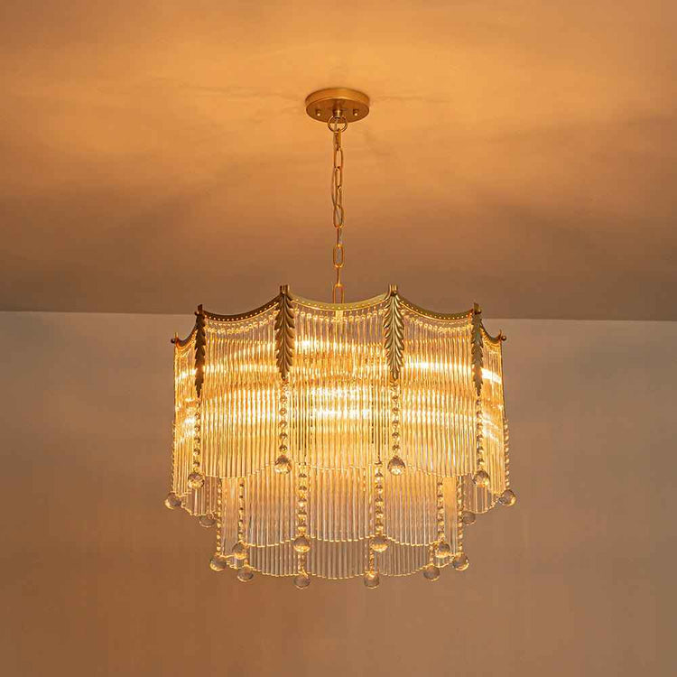 Lustre goutte de cristal avec monture dorée, franges lumineuses et chaîne suspendue