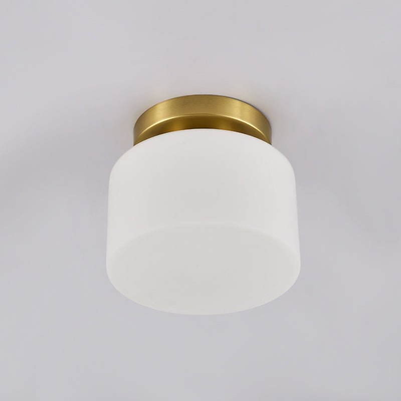 Plafonnier en verre blanc et monture dorée, vue rapprochée