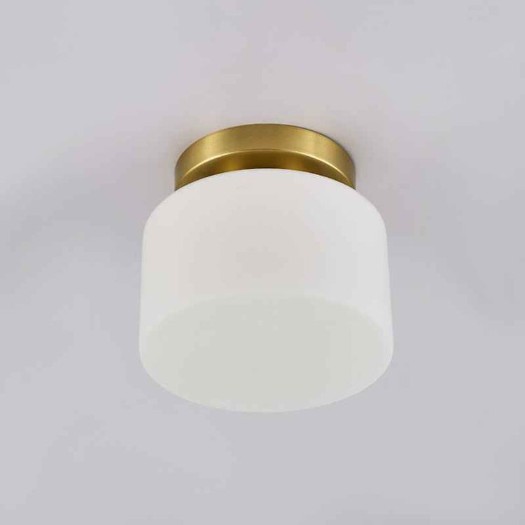 Plafonnier en verre blanc et monture dorée, vue rapprochée