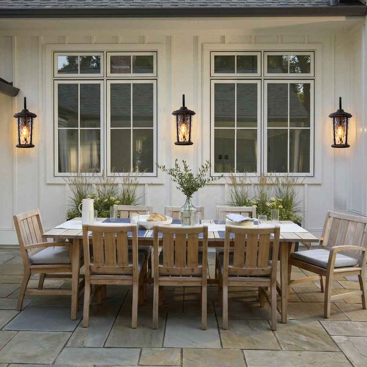 Appliques extérieures lanterne IP23 en métal noir et verre transparent, éclairage allumé.