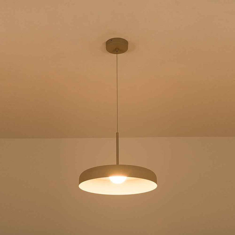Luminaire suspendu LED à abat-jour dôme beige, diffuseur rond et ampoule allumée