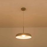Luminaire suspendu LED à abat-jour dôme beige, diffuseur rond et ampoule allumée