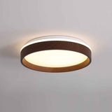 Plafonnier LED rond effet bois, anneau brun, diffuseur blanc allumé.