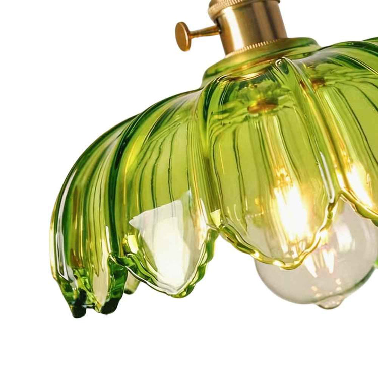 Détail de suspension en verre vert dôme fleur, reflets sur l’abat-jour cannelé