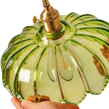 Détail de l’abat-jour en verre vert dôme fleur et de la monture dorée