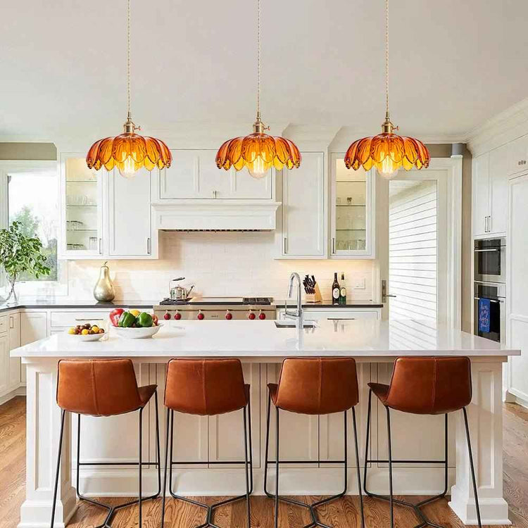 Suspensions en verre ambré dôme fleur, abat-jours cannelés suspendus dans une cuisine