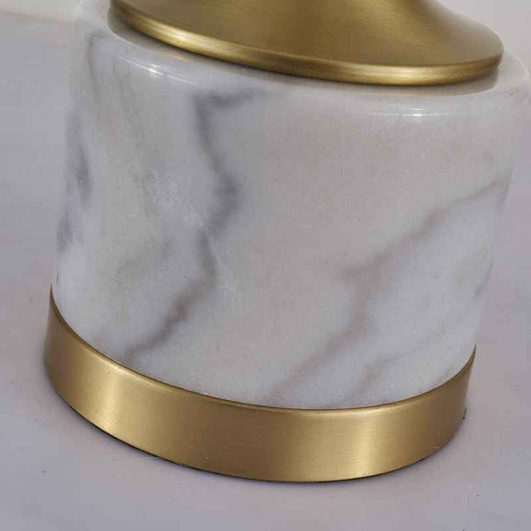 Base en marbre blanc veinuré avec liseré doré, pièce maîtresse de la lampe à poser.