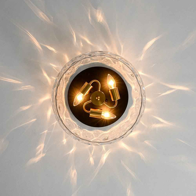 Plafonnier moderne en verre texturé, vue des ampoules à l’intérieur doré