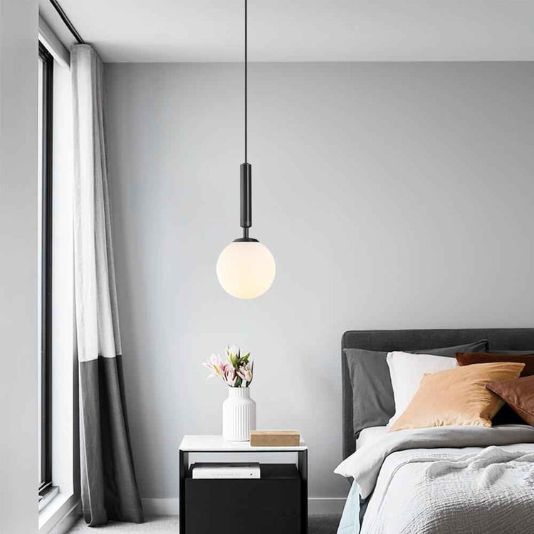 Luminaire suspendu mini à globe opale, armature noire, style simple