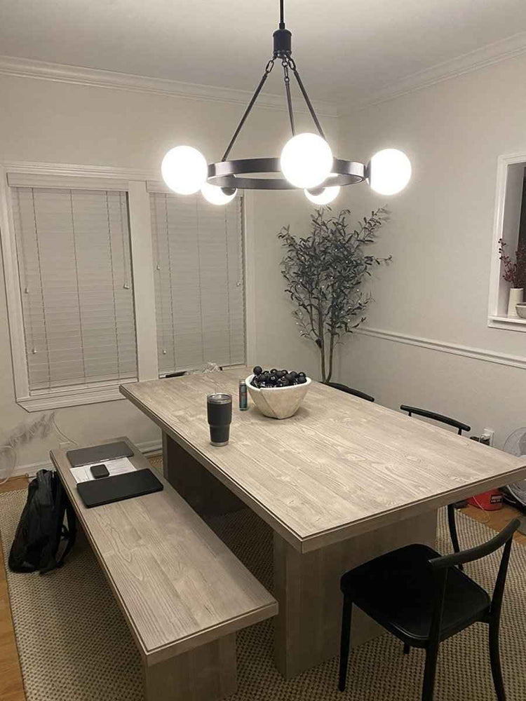 Lustre suspendu noir à cinq globes en verre laiteux, structure en anneau