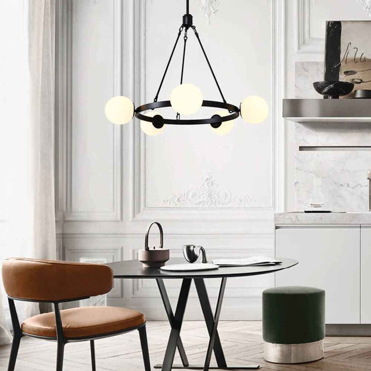 Lustre suspendu noir avec cinq globes en verre laiteux, anneau décoratif