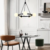 Lustre suspendu noir avec cinq globes en verre laiteux, anneau décoratif