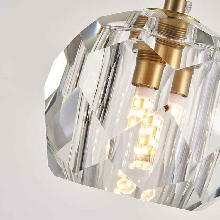 Détail du globe en cristal facetté avec douilles laiton, ampoules visibles